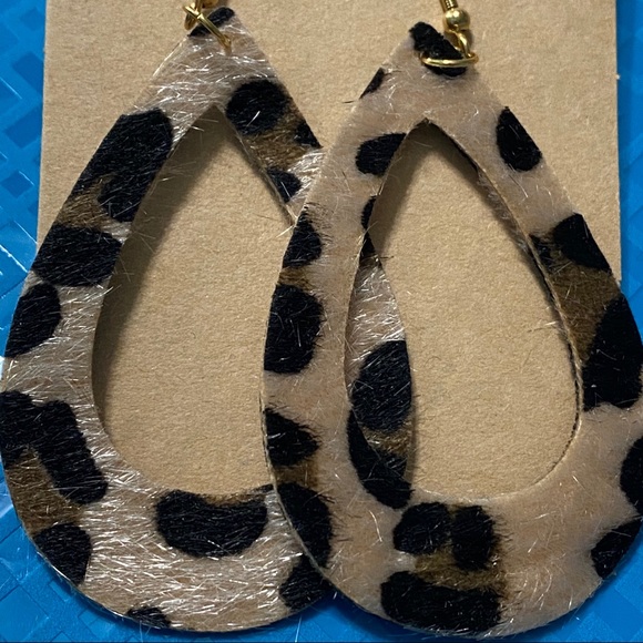 Leopard Animal Print Teardrop Cut Out Earrings - Picture 3 of 5